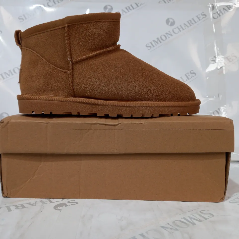 BOXED PAIR OF UGG SHOES IN TAN UK SIZE 6