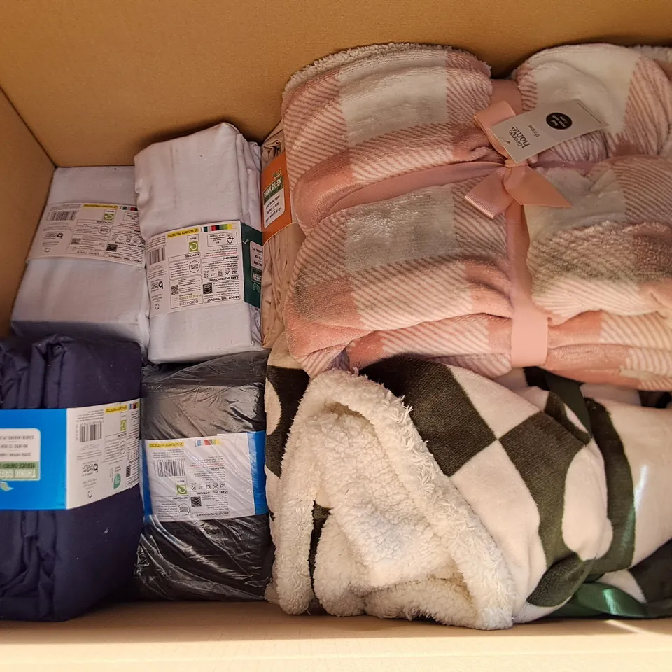 LOT OF APPROXIMATELY 20 ASSORTED BEDDING AND SOFT FURNISHING ITEMS TO INCLUDE DUVETS, TEDDY PILLOWCASES AND THROW
