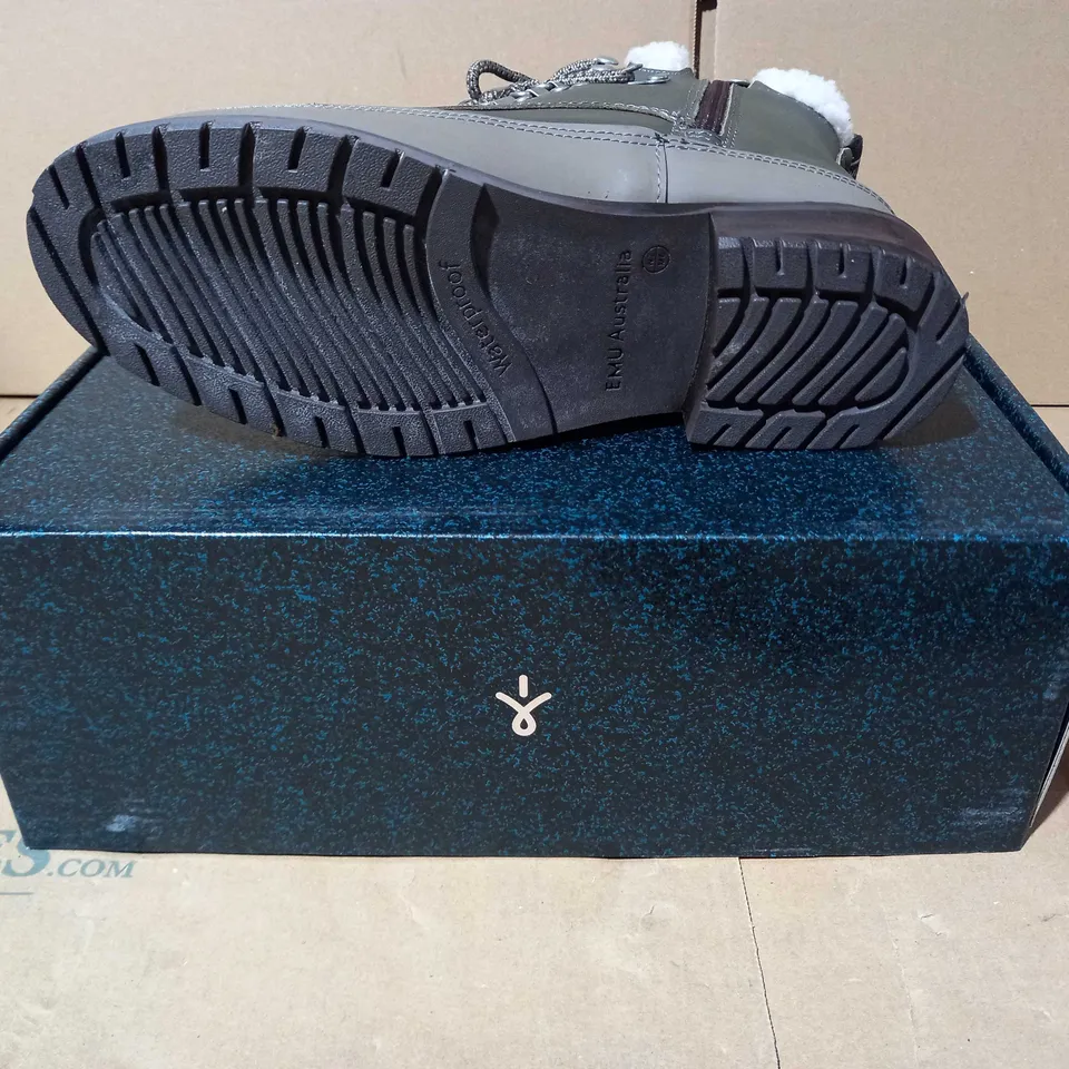 BOXED PAUR OF EMU OKAB FAUX LEATHER BOOTS IN DARK OLIVE UK SIZE 5