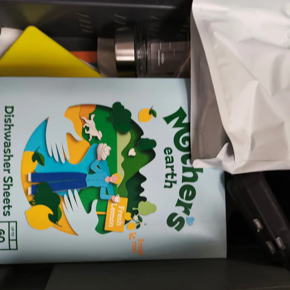 APPROXIMATELY 8 ASSORTED HOUSEHOLD ITEMS TO INCLUDE OXY POWER STAIN REMOVER, WET MOPPING CLOTHS, ETC