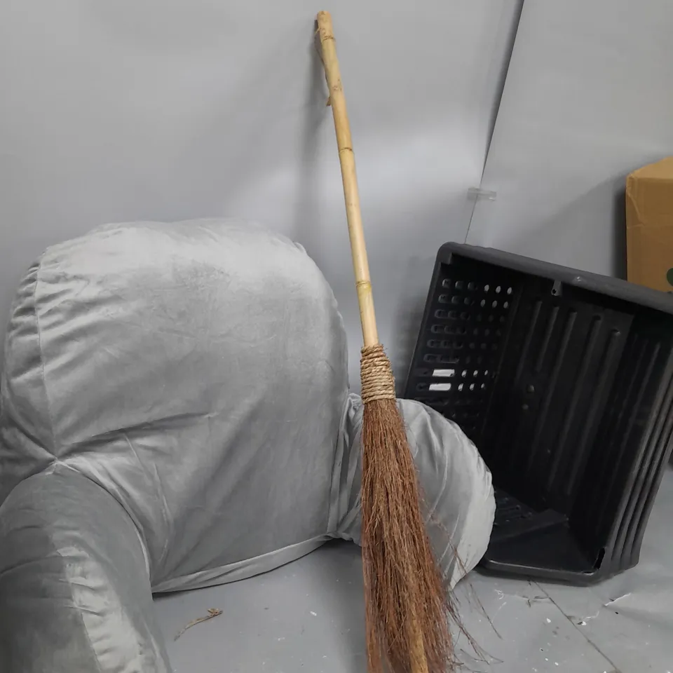 BOX OF APPROXIMATELY 5 ASSORTED ITEMS TO INCLUDE BROOM, CUSHION, STORAGE RACK ETC