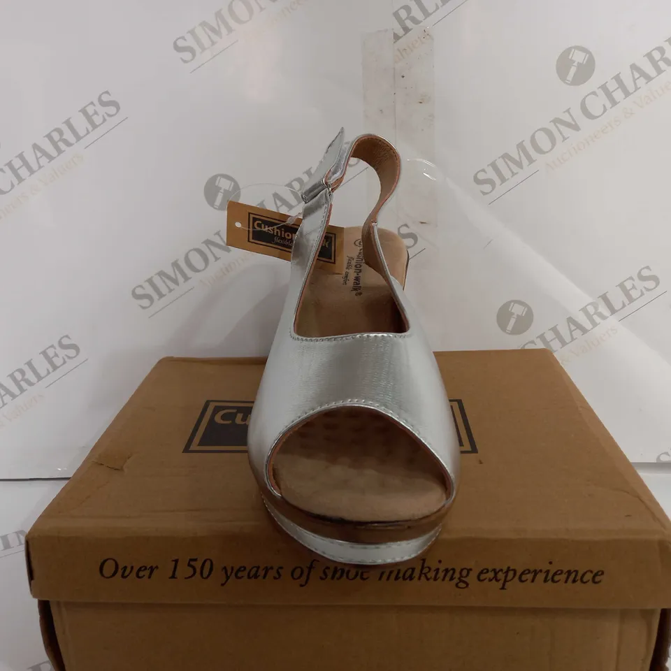 BOXED CUSHION WALK PLATFORM OPEN TOE SANDAL - SIZE 6