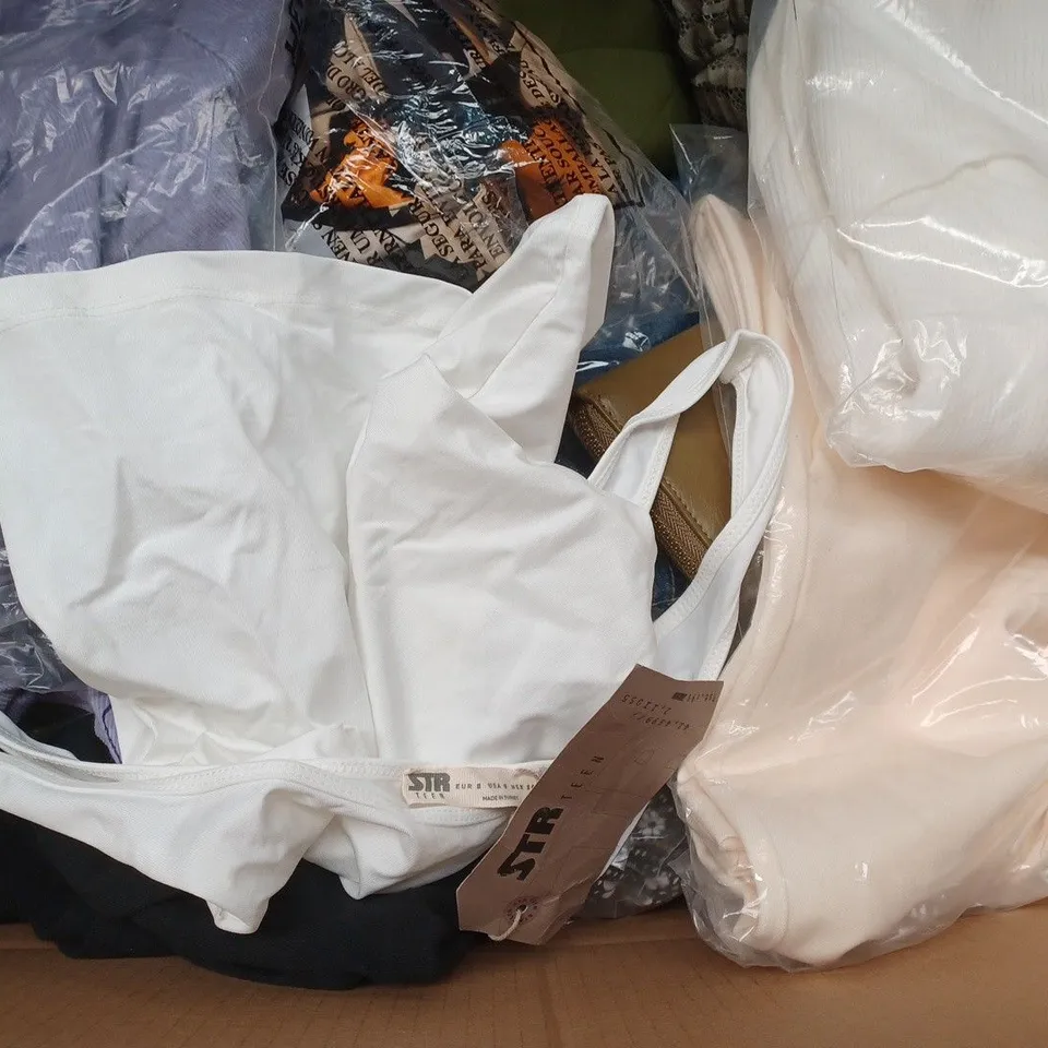 BOX OF APPROXIMATELY 20 ASSORTED CLOTHING ITEMS TO INCLUDE - T-SHIRT , SHIRT , VOENXE UNDERWEAR ETC