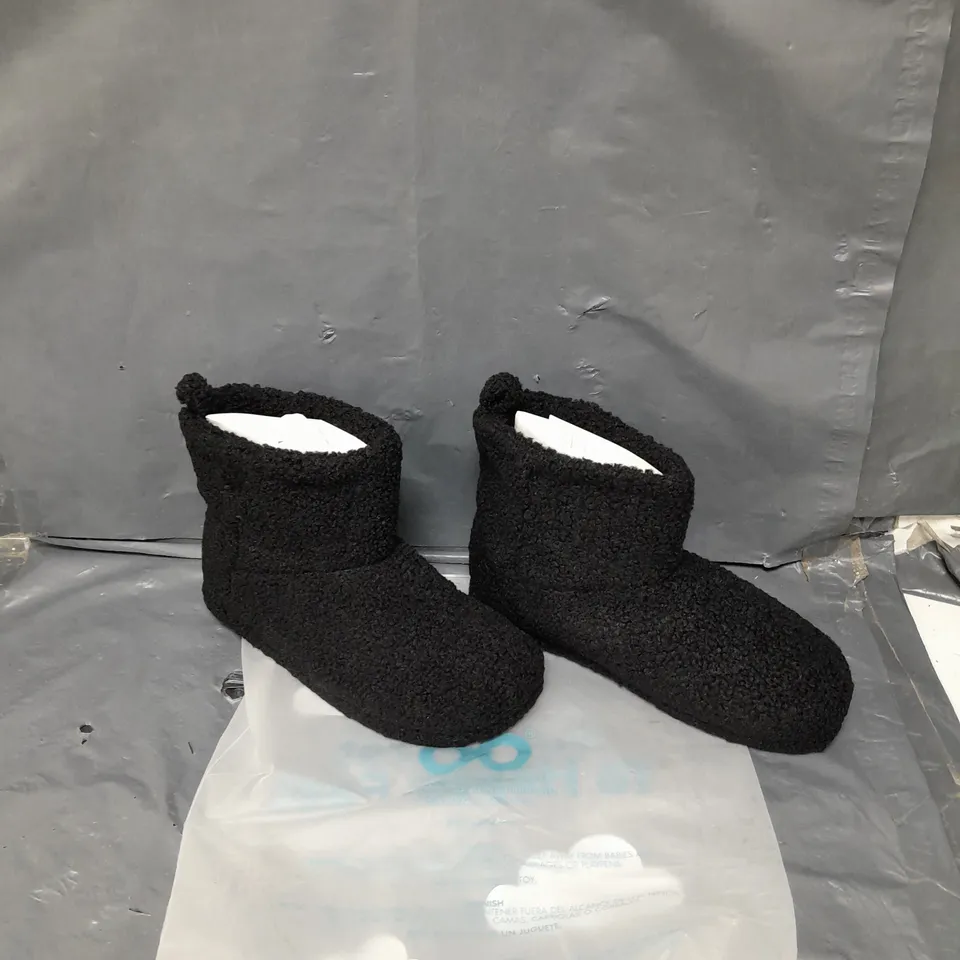 BAGGED PAIR OF OODIE FLEECE BOOTS - 40-41 