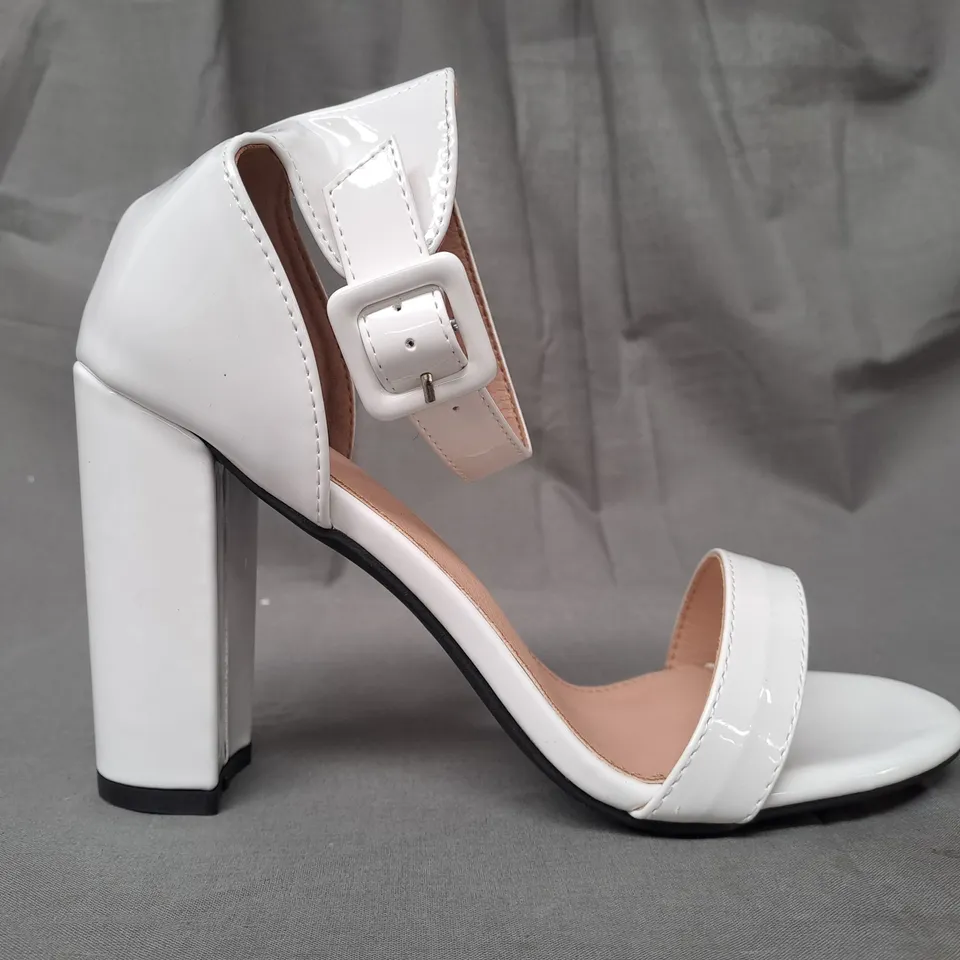 BOXED PAIR OF DESIGNER OPEN TOE HIGH BLOCK HEEL SHOES IN WHITE EU SIZE 40
