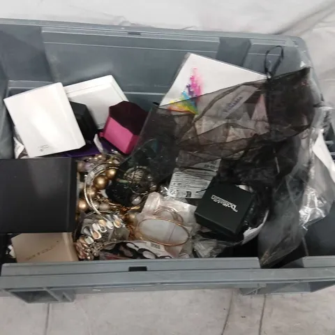 LARGE QUANTITY OF ASSORTED JEWELLERY AND ACCESSORIES