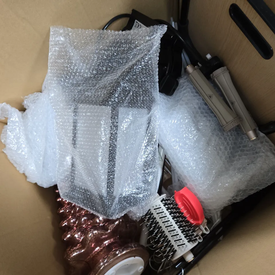 APPROXIMATELY 12 ASSORTED ITEMS TO INCLUDE WAFFLE MAKER, KETTLE, FOLDOUT TRAY, ETC - COLLECTION ONLY