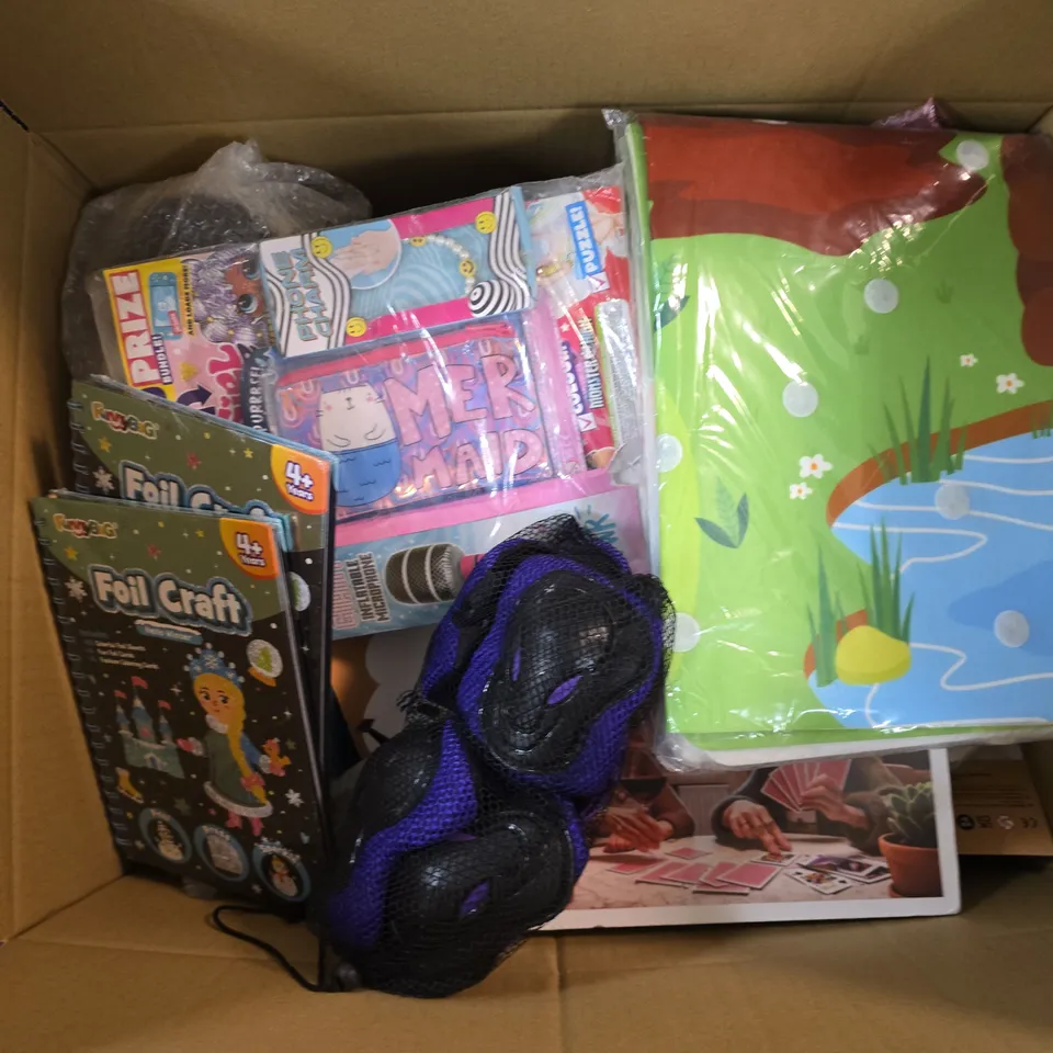 APPROXIMATELY 25 ASSORTED TOYS, GAMES, GIFTS AND NOVELTIES TO INCLUDE CRAFT-IT WOODEN PLANETARIUM KIT, SEALED PUZZLE, FOIL CRAFT HELLO WINTER, ETC - COLLECTION ONLY