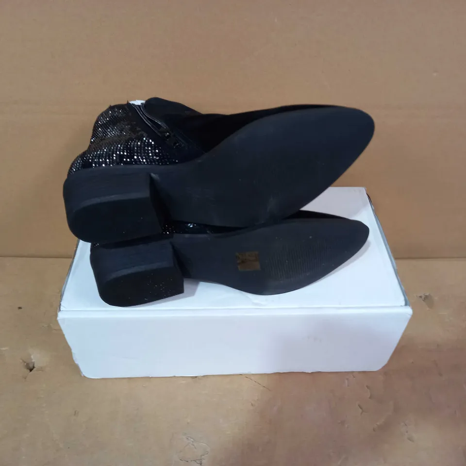 BOXED PAIR OF MODA IN PELLE BLACK BOOTS- SIZE 38
