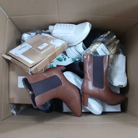 BOX OF APPROXIMATELY 15 ASSORTED ITEMS TO INCLUDE: VELVETSOFT THROW