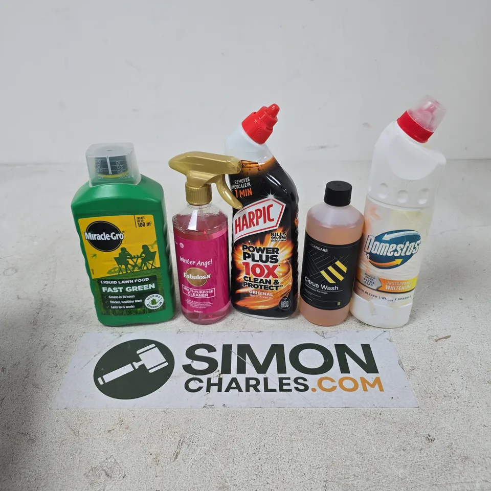APPROXIMATELY 12 ASSORTED HOUSEHOLD LIQUID PRODUCTS TO INCLUDE MIRACLE GRO FAST GREEN, HARPIC POWER PLUS, FABULOSA MULTI-PURPOSE CLEANER, ETC - COLLECTION ONLY