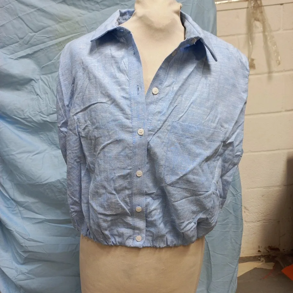ZARA LIGHT BLUE CROPPED BUTTON-FRONT SLEEVELESS SHIRT WITH ELASTIC HEM SIZE MEDIUM