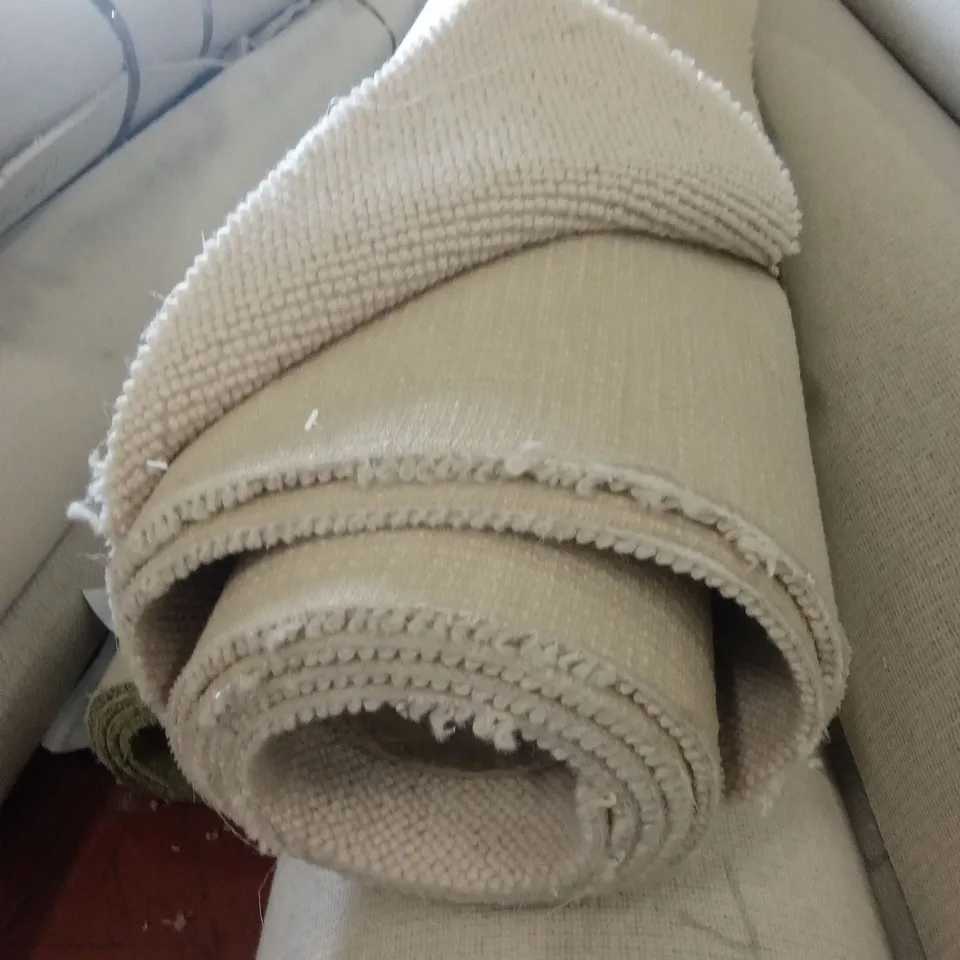 ROLL OF QUALITY LANDMARK CASTLE KENILWORTH CARPET // APPROX SIZE: 6.22 x 4m