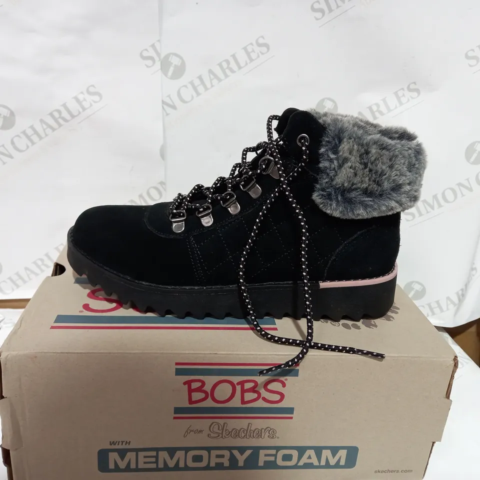 BOXED PAIR OF SKECHERS BLACK HIKER TRAINERS - SIZE 5