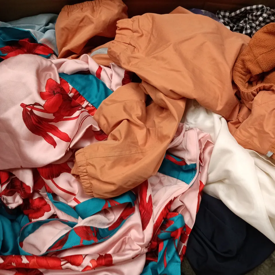 APPROXIMATELY 35 ASSORTED CLOTHING ITEMS IN VARIOUS SIZES, STYLES & COLOURS TO INCLUDE SHIRTS, COATS, TRACKSUIT BOTTOMS, ETC - COLLECTION ONLY