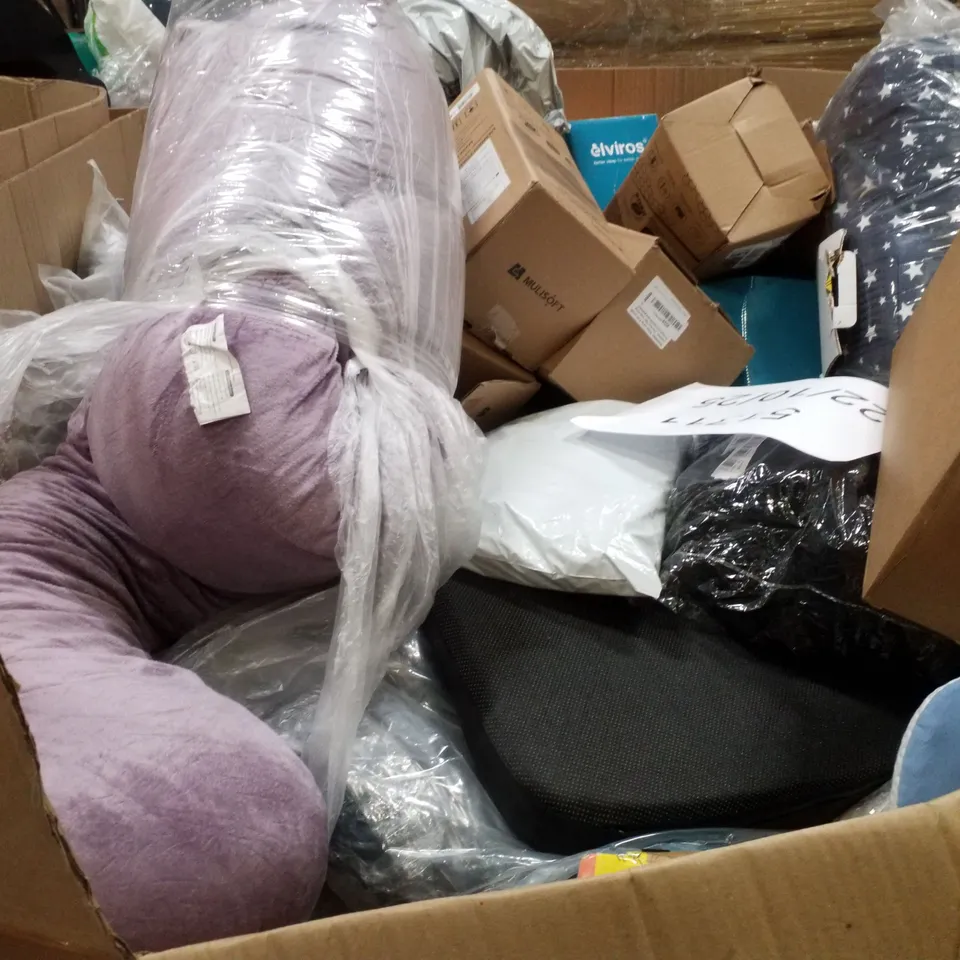 PALLET CONTAINING ASSORTED PILLOWS & CUSHIONS