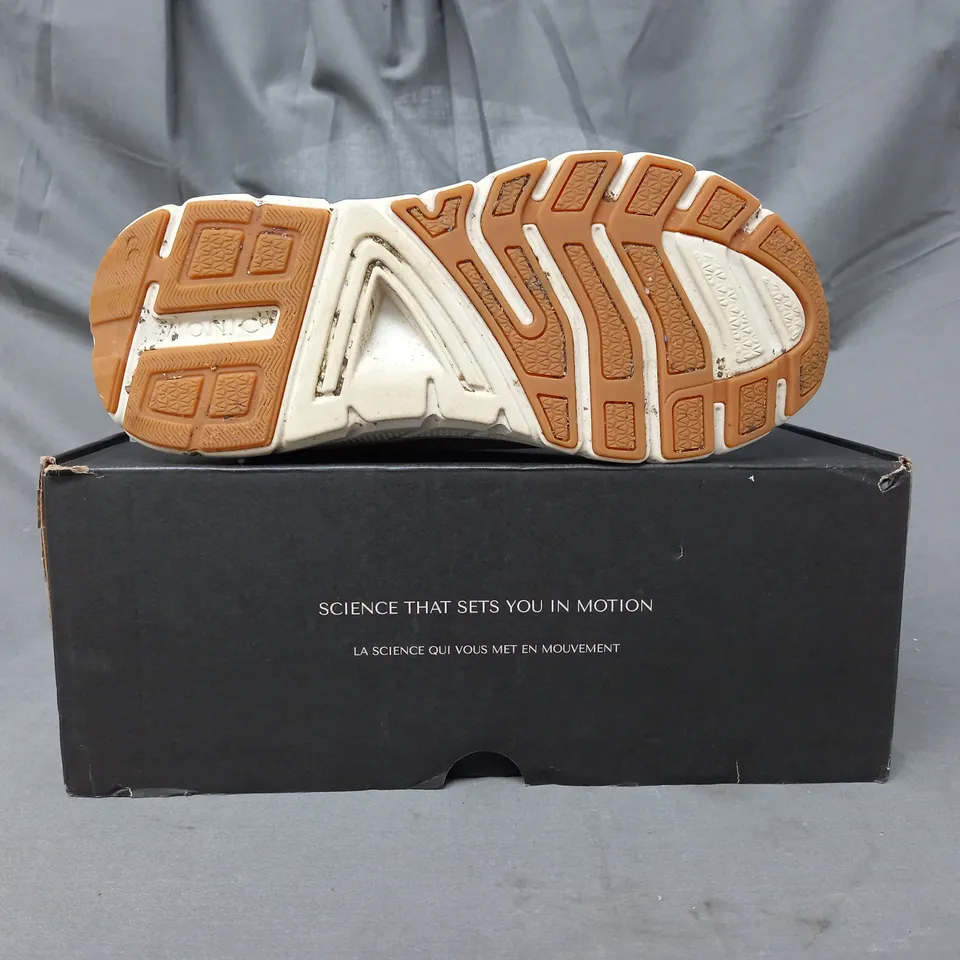 BOXED PAIR OF VIONIC WALK MAX TRAINERS IN CREAM SIZE 6