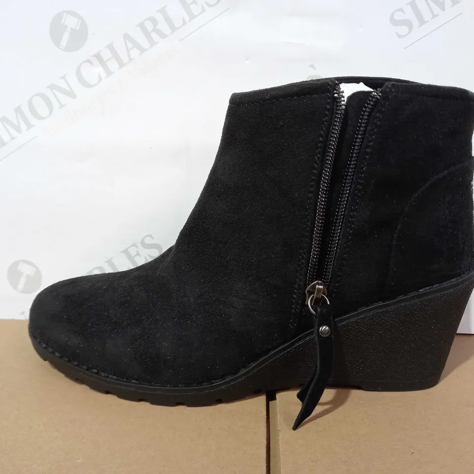 BOXED PAIR OF BOB'S SKECHERS TUMBLE WEED BOOTS BLACK - SIZE 5