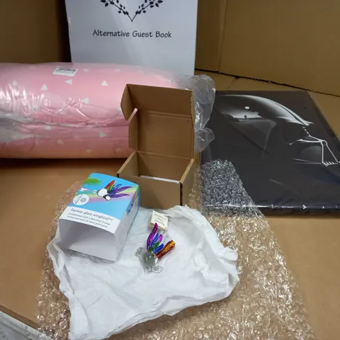 LARGE BOX OF APPROXIMATELY 7 ASSORTED HOUSEHOLD ITEMS TO INCLUDE: CUSHION, CANVAS ART, ALTERNATIVE GUEST BOOK