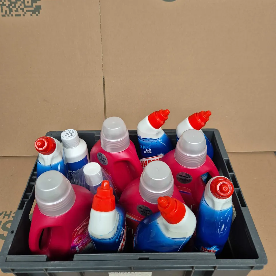 TOTE OF APPROXIMATELY 10 ASSORTED ITEMS INCLUDING HARPIC LIMESCALE REMOVER, DYLON COLOUR DETERGENT AND DETTOL DISINFECTANT LIQUID