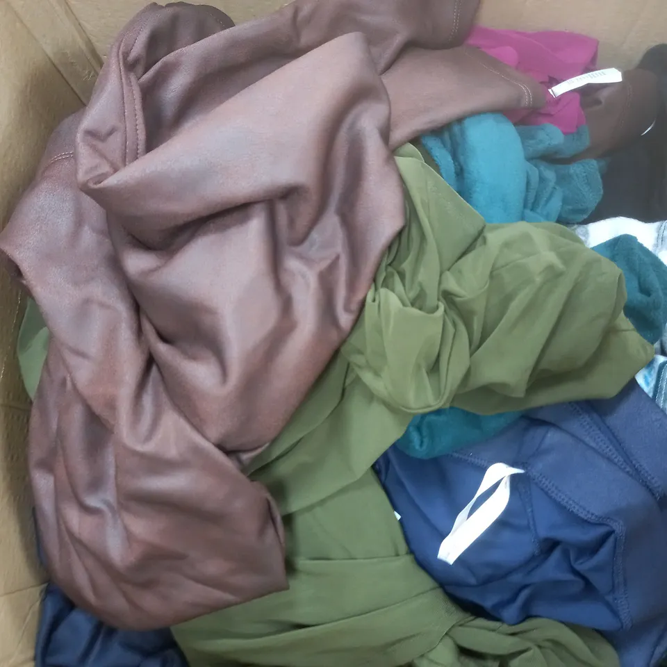 BOX OF APPROX 20 ASSORTED CLOTHING ITEMS TO INCLUDE -CUDDL DUBS - KIM&CO - NINA LEONARD 