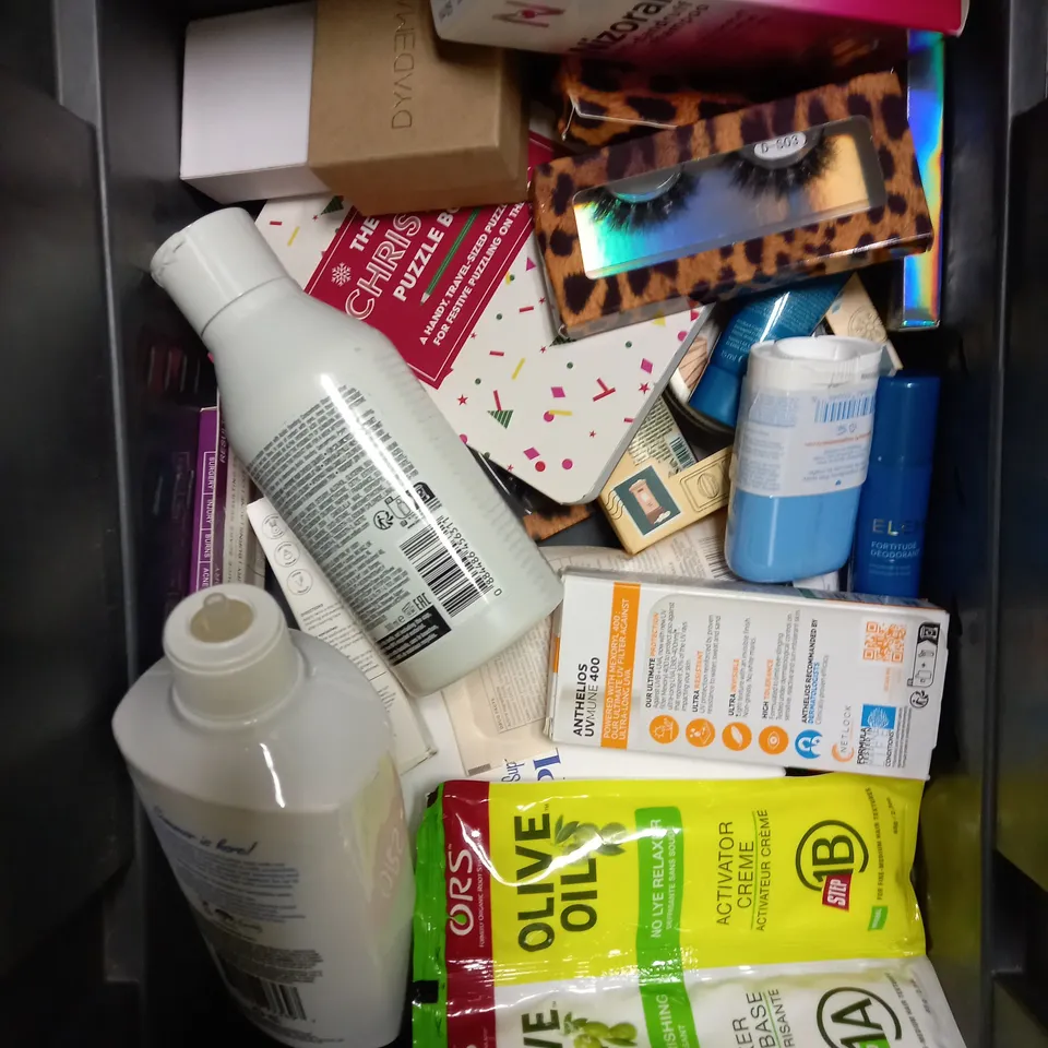 BOX OF APPROXIMATELY 20 ASSORTED HEALTH & BEAUTY PRODUCTS TO INCLUDE EDEN FOOTOX FOOD PATCHES, URTHEONE HAIR BRUSH, CECE MED HAIR LOSS SHAMPOO ETC
