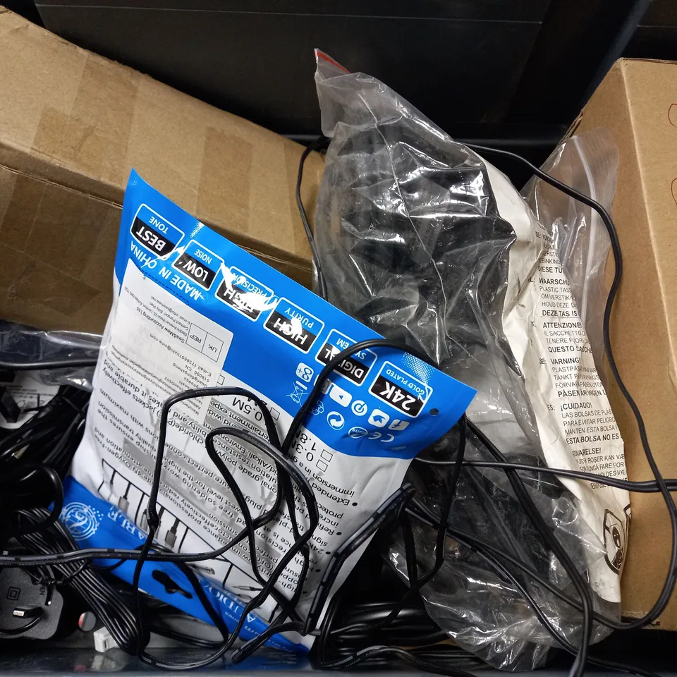 BOX OF APPROX 15 ASSORTED ITEMS TO INCLUDE - DIGITAL HDTV ANTENNA - FOLDING FAN - BENDING OFFICE LIGHT ECT