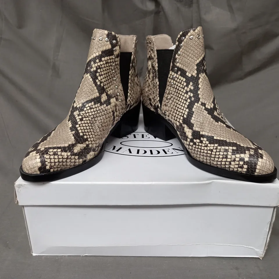 BOXED PAIR OF STEVE MADDEN CADE LEATHER ANKLE BOOTS IN BEIGE EU SIZE 36