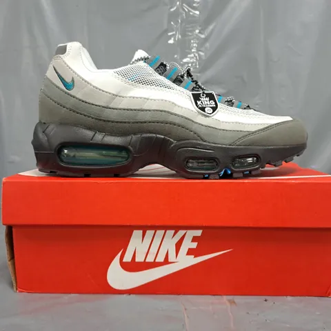 BOXED PAIR OF NIKE AIR TRAINERS IN GREY/WHITE/BLUE SIZE UK 7