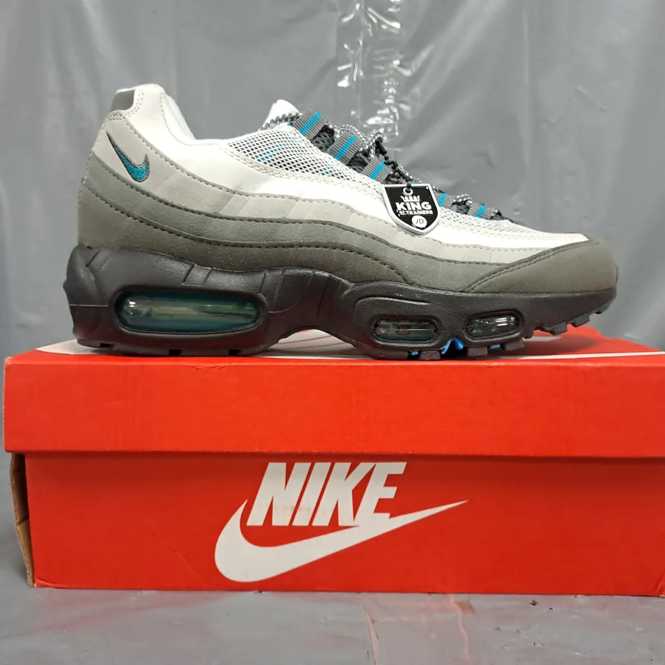 BOXED PAIR OF NIKE AIR TRAINERS IN GREY/WHITE/BLUE SIZE UK 7