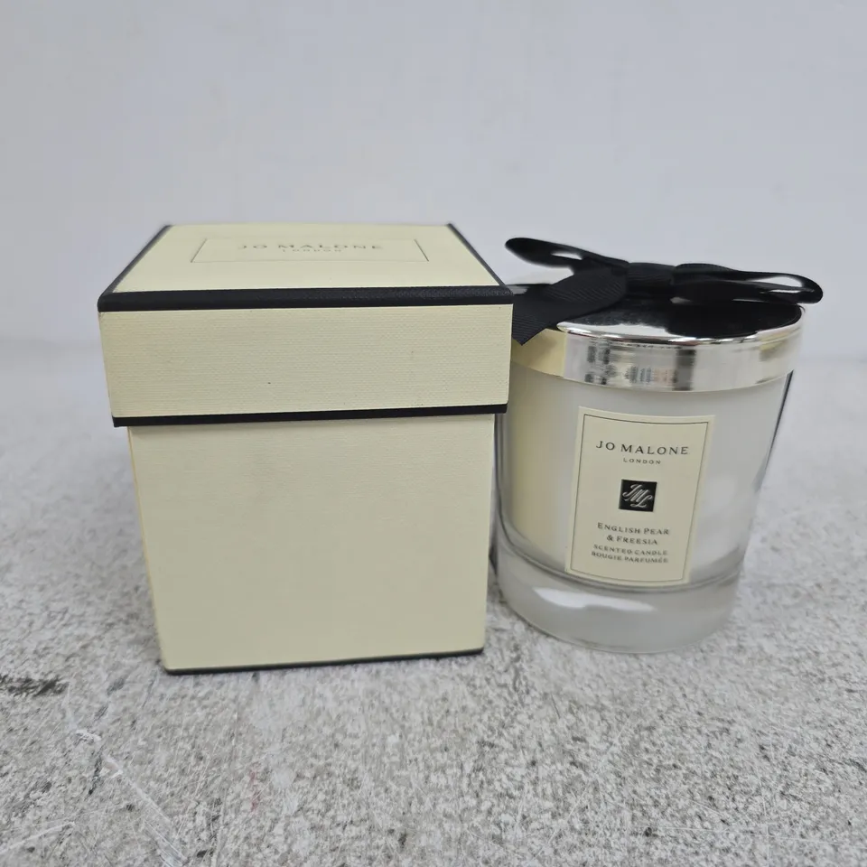 BOXED JO MALONE LONDON ENGLISH PEAR & FREESIA SCENTED CANDLE