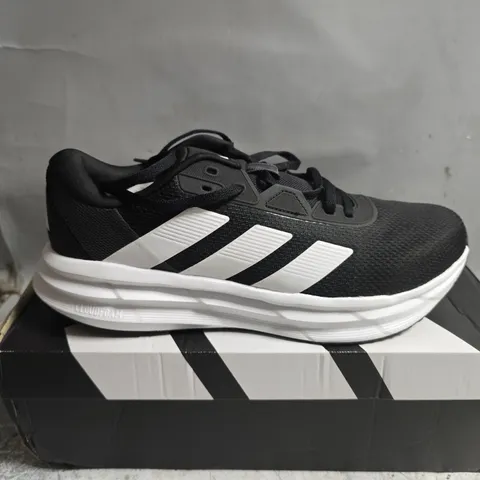 BOXED PAIR OF ADIDAS GALAXY 7 MENS TRAINERS IN BLACK - UK 10