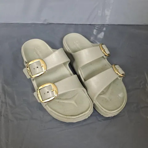 SKECHERS ARCH FIT CALI BREEZE 2.0 GOLD STAR SLIDE SANDAL - 6