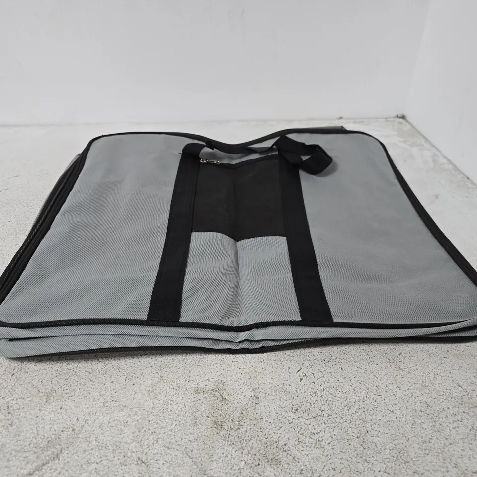 APPROXIMATELY 5 X GARMENT TRAVEL BAG 