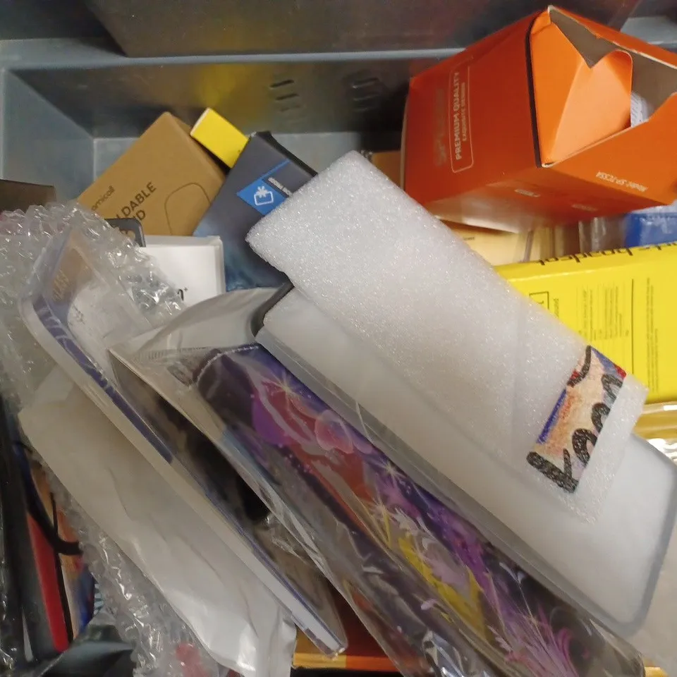 BOX OF APPROX 15 ITEMS INCLUDING ASSORTED PHONE CASES, SCREEN PROTECTORS AND TRAVEL ADAPTER