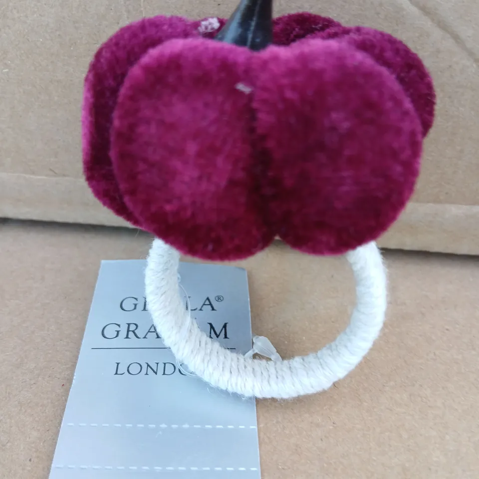 APPROXIMATELY 24 GISELA GRAHAM VELVET FLOWER NAPKIN RING, BURGUNDY – LONDON
