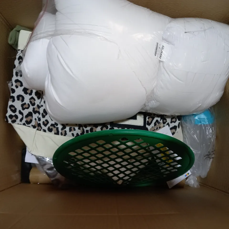 LOT OF ASSORTED ITEMS TO INCLUDE BLACK BIN - NOVELTY TP - CRIMPIT 