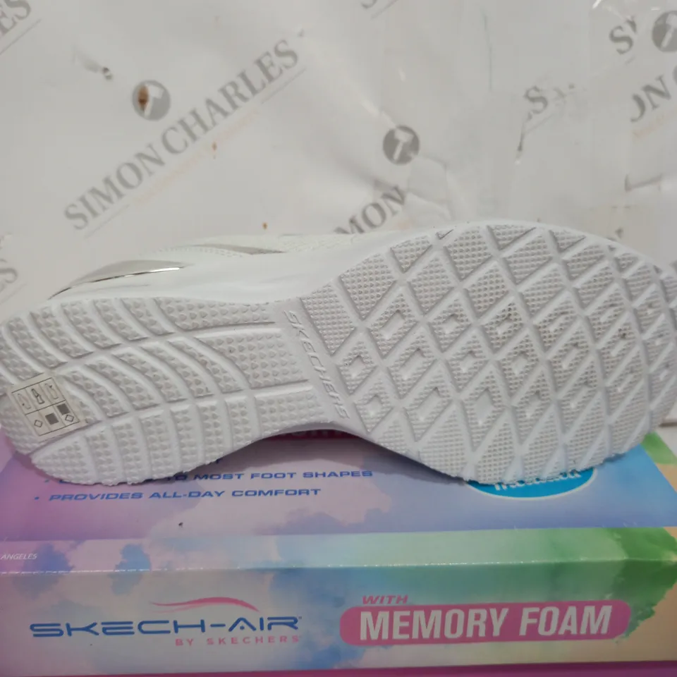 SKECHERS SKECH-AIR DYNAMIGHT METALLIC CLIP LACE UP TRAINER SIZE 7