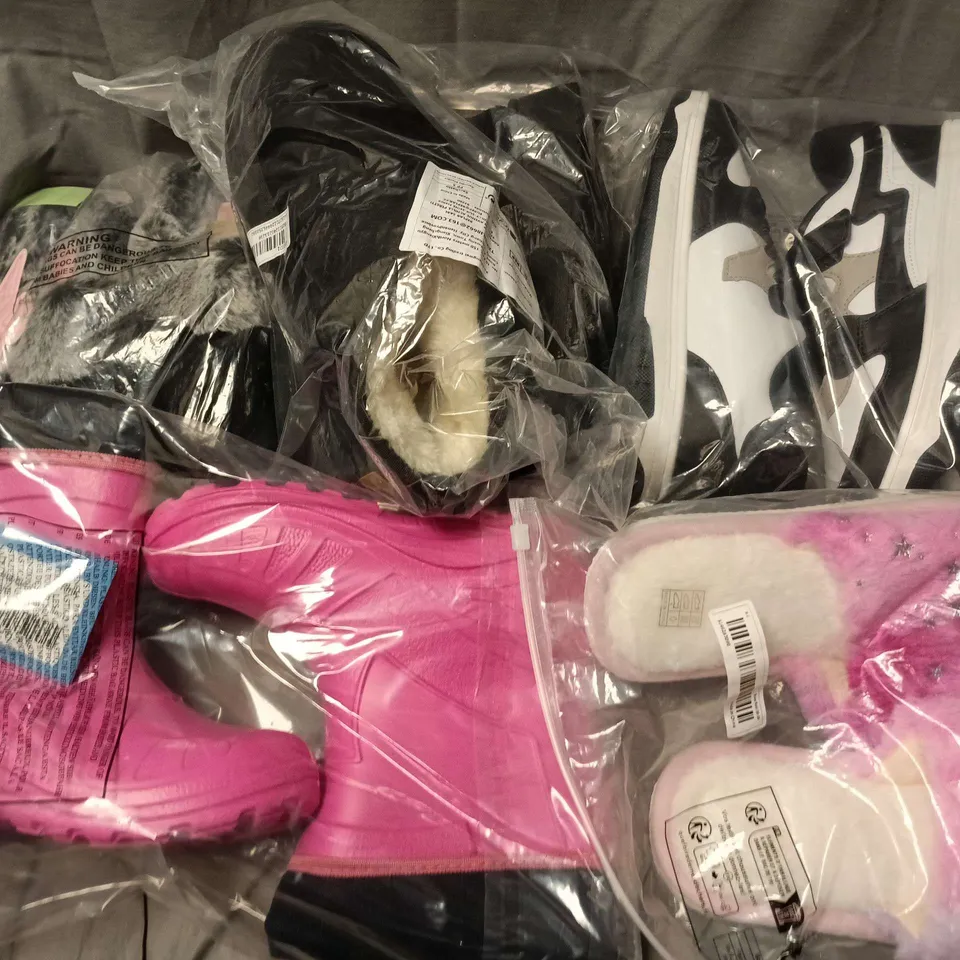 APPROXIMATELY 14 ASSORTED PAIRS OF SHOES AND FOOTWEAR ITEMS IN VARIOUS STYLES AND SIZES TO INCLUDE BRANDS SUCH AS BOARD ANGELS, BUBBLE BOOTS, AIRPLUS, ETC - COLLECTION ONLY