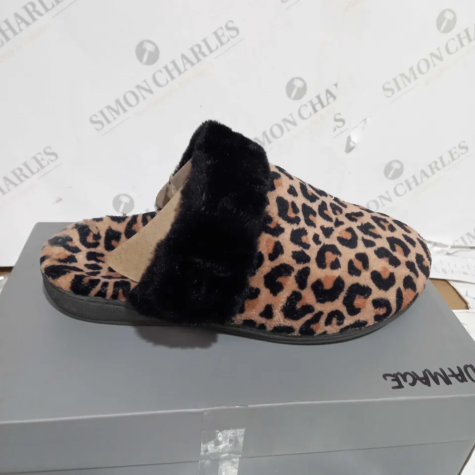 BOXED PAIR OF VIONIC MARIEL SLIPPERS IN LEOPARD PRINT SIZE 6