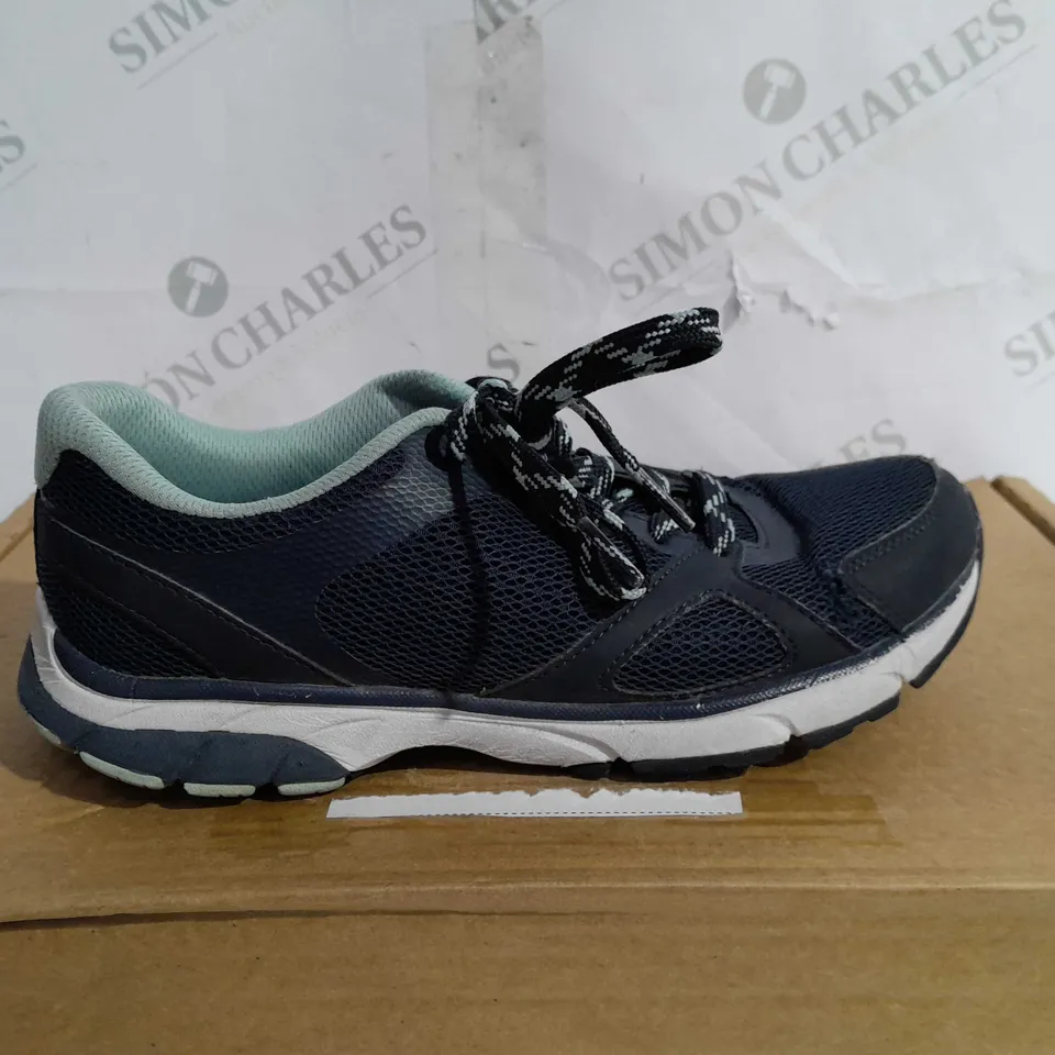 BOXED VIONIC DRIFT TRAINER IN NAVY SIZE 6