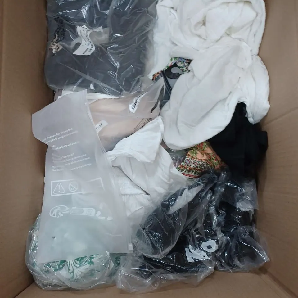 BOX OF APPROXIMATELY 22 ASSORTED CLOTHING ITEMS TO INCLUDE - GLOVES , SOCKS , T-SHIRT ETC