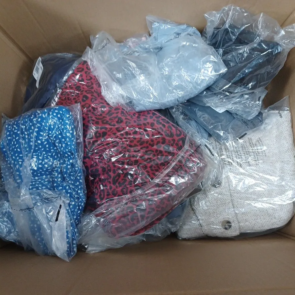 APPROXIMATELY 10 ASORTED CLOTHING ITEMS TO INCLUDE SHACKETS, JOGGERS, DRESS, ETC