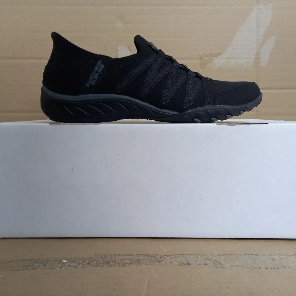 BOXED PAIR OF SKECHERS SLIP-INS IN BLACK SIZE 5