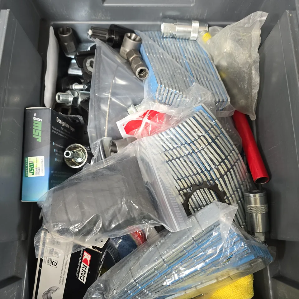 APPROXIMATELY 15 ASSORTED VEHICLE PARTS/ACCESSORIES TO INCLUDE CAR PLAY BOX, TOOLS, ENGINE BEARINGS ETC