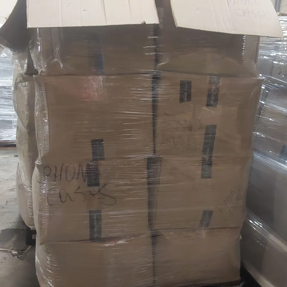 PALLET CONTAINING A LARGE QUANTITY OF ASSORTED PHONE CASES AND SCREEN PROTECTORS 