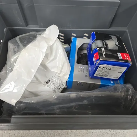 APPROXIMATELY 5 ASSORTED VEHICLE PARTS AND ACCESSORIES