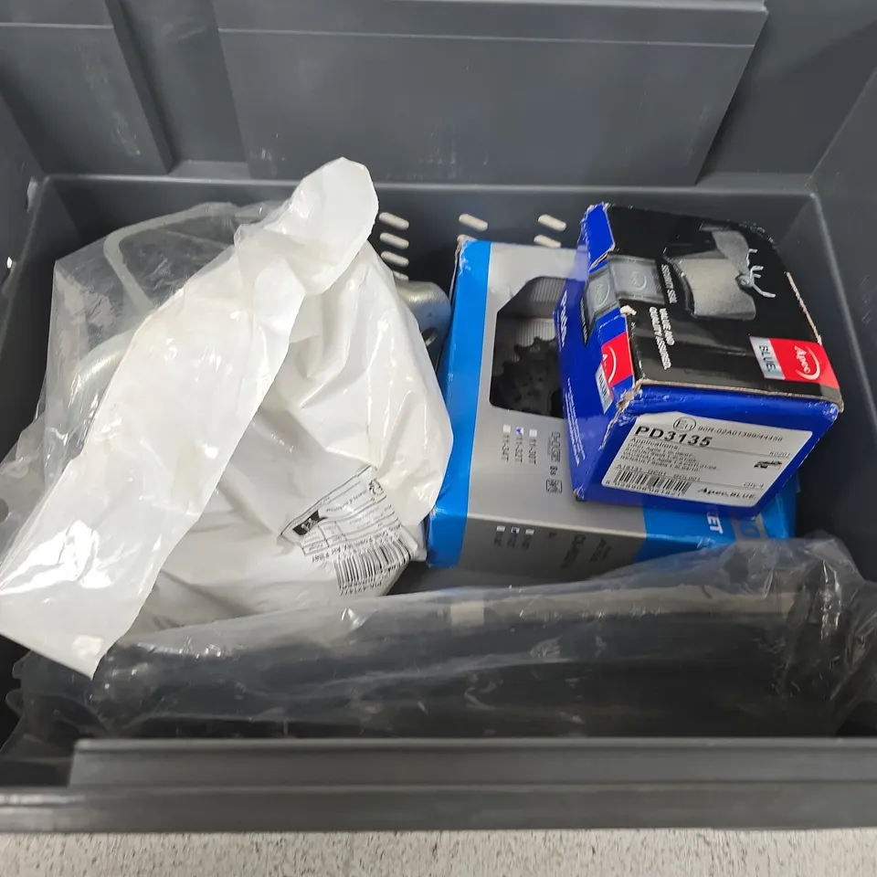 APPROXIMATELY 5 ASSORTED VEHICLE PARTS AND ACCESSORIES