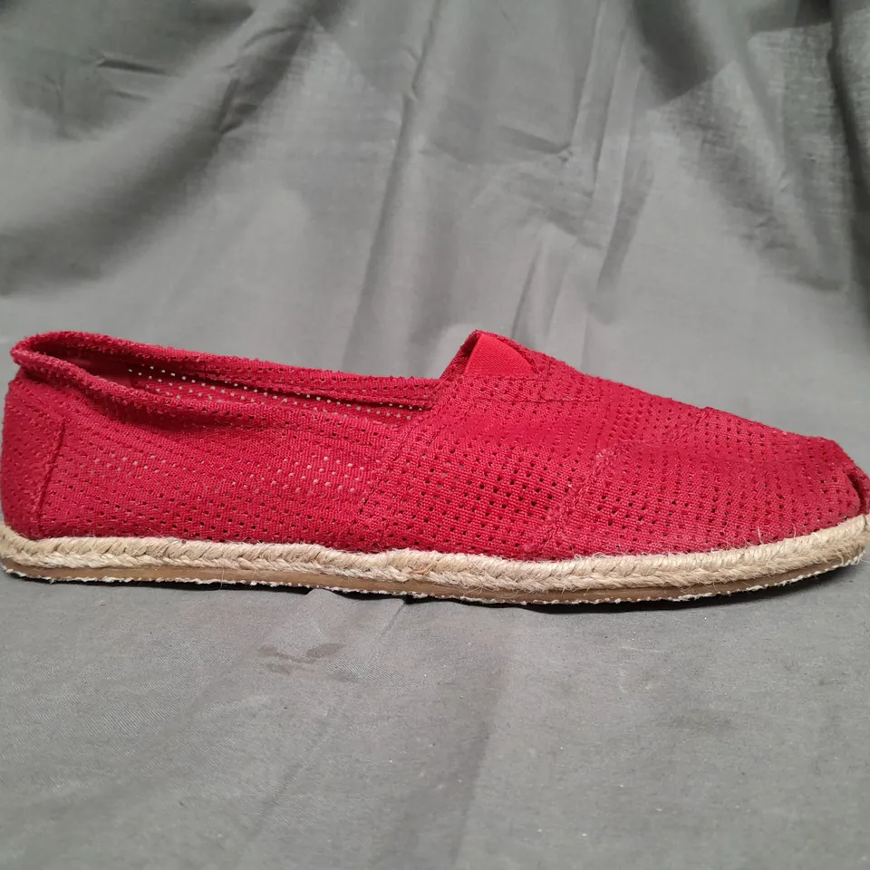 BOX OF APPROX 36 UNBRANDED RED SLIP ON SANDALS - SIZE 7