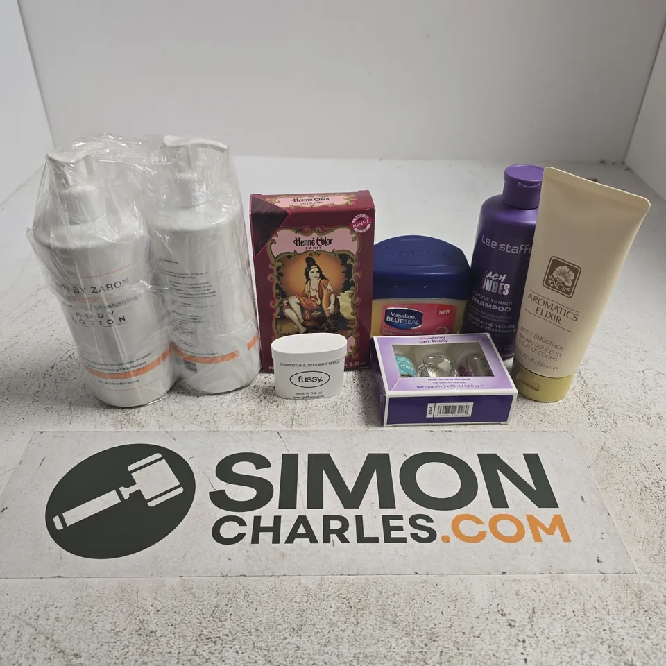 APPROXIMATELY 15 ASSORTED HEALTH & BEAUTY PRODUCTS TO INCLUDE SKIN BY ZARION BODY LOTION, VASELINE BLUESEAL, AROMATICS ELIXIR, ETC - COLLECTION ONLY